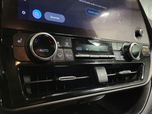 Used 2023 Toyota Highlander XLE FWD image 17