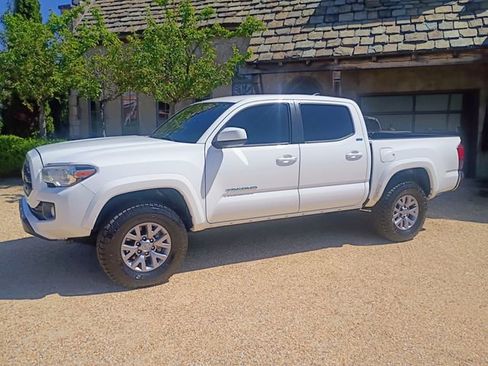 Used 2018 Toyota Tacoma SR5 w/ SR5 Appearance Package (SM) RWD image 6