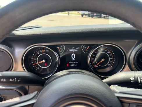 Used 2023 Jeep Gladiator Sport AWD/4WD image 12