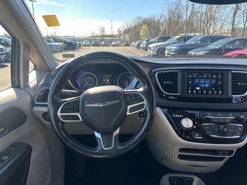 Used 2019 Chrysler Pacifica Touring-L image 20