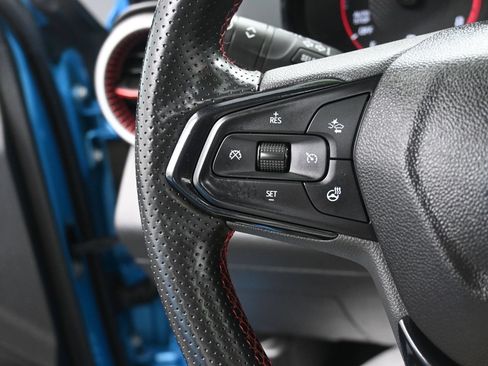 Used 2025 Chevrolet Trax RS w/ Sunroof Package FWD image 20