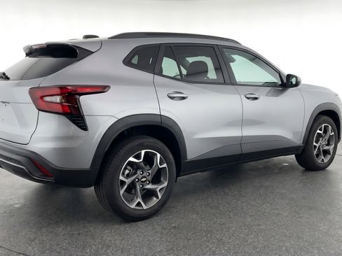 Used 2025 Chevrolet Trax LT w/ LT Convenience Package FWD image 9