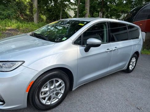 Certified 2023 Chrysler Pacifica Touring-L FWD image 2