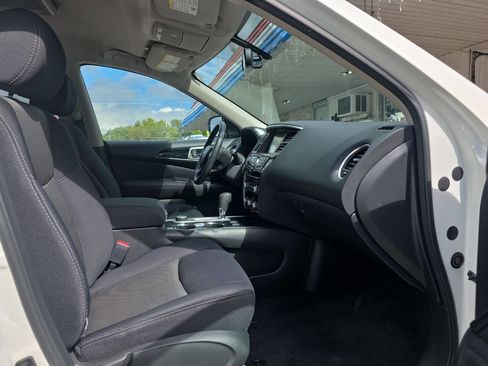 Used 2017 Nissan Pathfinder SV w/ SV Tech Package image 32