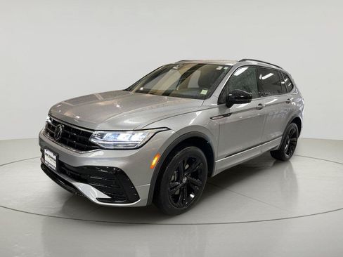 Used 2024 Volkswagen Tiguan SE R-Line AWD/4WD image 3