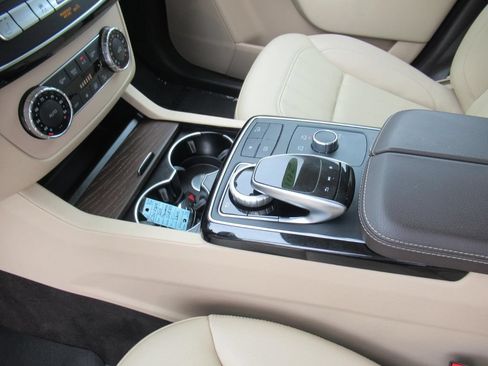 Used 2019 Mercedes-Benz GLE 400 4MATIC image 19
