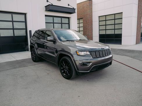 Used 2020 Jeep Grand Cherokee Altitude image 4