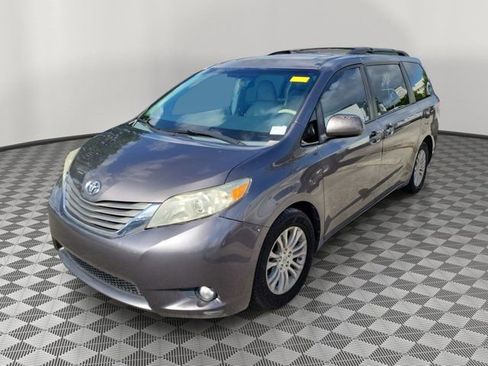 Used 2014 Toyota Sienna XLE FWD image 2