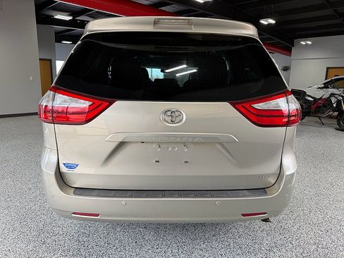 Used 2016 Toyota Sienna XLE Premium FWD image 4