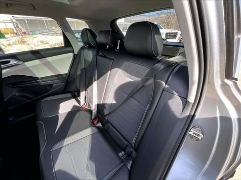 Used 2025 Volkswagen Taos SE w/ Panoramic Sunroof Package image 15