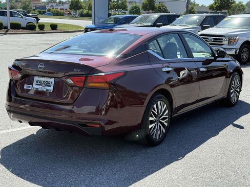 Used 2024 Nissan Altima 2.5 SV FWD image 2