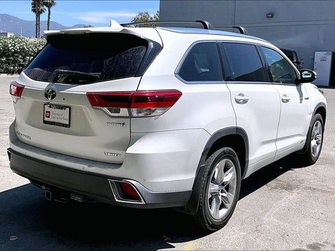 Used 2019 Toyota Highlander Limited w/ Carpet Mat Package (TMS) AWD/4WD image 4