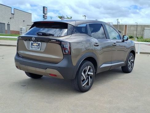 Used 2025 Nissan Kicks SV FWD image 5