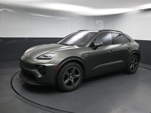 Certified 2025 Porsche Macan 4 Electric image 4