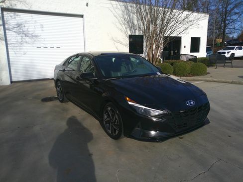 Used 2023 Hyundai Elantra SEL w/ Convenience Package image 2
