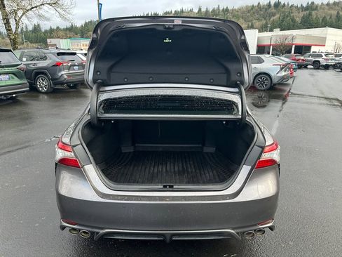 Used 2018 Toyota Camry XSE image 11