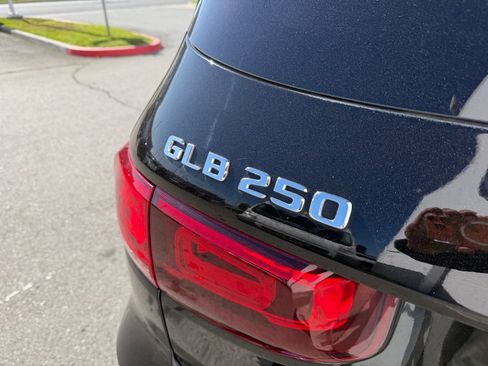 Used 2023 Mercedes-Benz GLB 250 4MATIC image 11