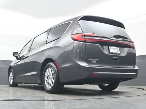Used 2023 Chrysler Pacifica Touring-L image 29