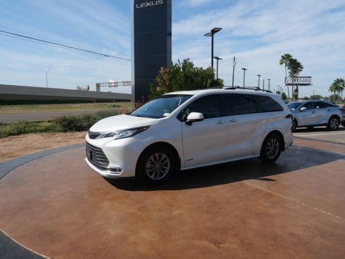 Used 2021 Toyota Sienna XLE image 5