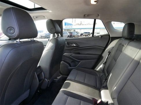 Used 2024 Chevrolet Trax LT w/ Sunroof Package image 9