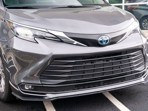 Used 2025 Toyota Sienna XLE FWD image 5