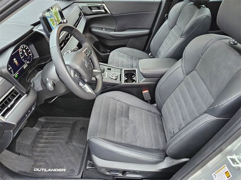 Used 2023 Mitsubishi Outlander SE image 16
