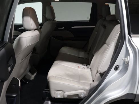 Used 2018 Toyota Highlander XLE image 18