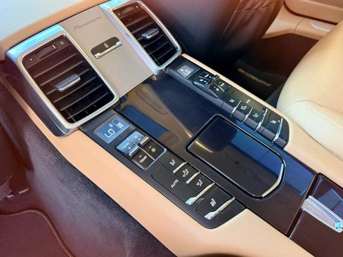 Used 2016 Porsche Panamera image 16