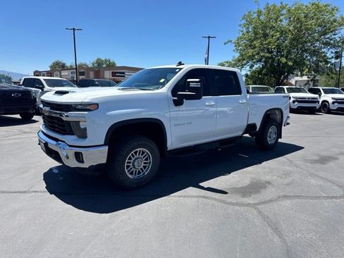Used 2024 Chevrolet Silverado 2500 LT w/ Convenience Package AWD/4WD image 2