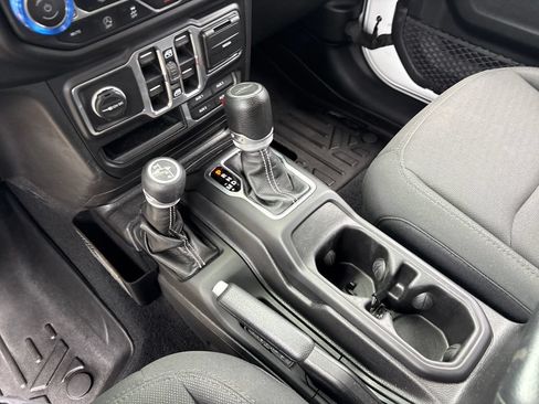 Used 2020 Jeep Gladiator Overland w/ Safety Group AWD/4WD image 28