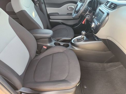Used 2019 Kia Soul Base w/ Convenience Package image 19