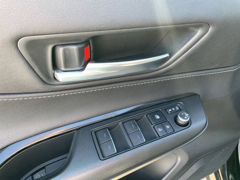 Used 2022 Toyota Venza LE image 10