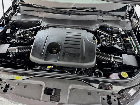 Used 2025 Land Rover Discovery Metropolitan Edition image 32