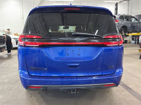 Used 2021 Chrysler Pacifica Touring-L w/ Uconnect Theater Family Group AWD/4WD image 5