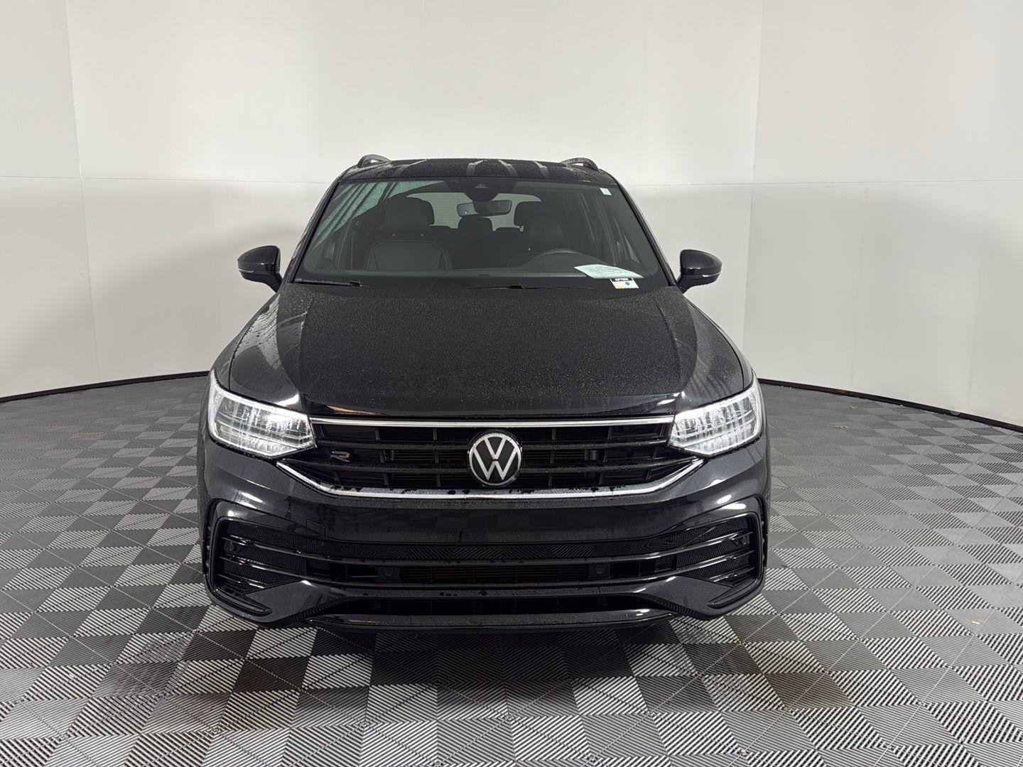Certified 2024 Volkswagen Tiguan SE R-Line FWD image 2