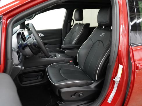 New 2026 Chrysler Pacifica Limited image 4