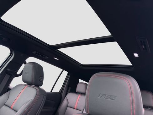 Used 2025 Chevrolet Traverse RS image 31