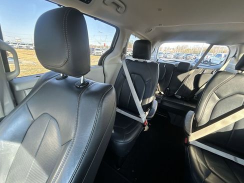 Used 2020 Chrysler Pacifica Touring-L image 14