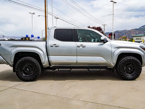Certified 2024 Toyota Tacoma TRD Sport w/ TRD Sport Premium Package AWD/4WD image 9