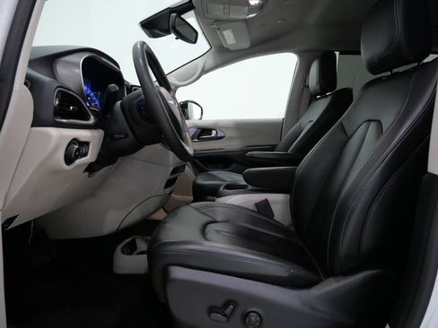 Used 2024 Chrysler Pacifica Touring-L FWD image 12