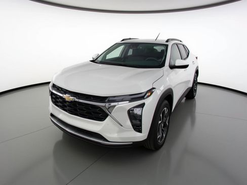 Used 2025 Chevrolet Trax LT FWD image 3