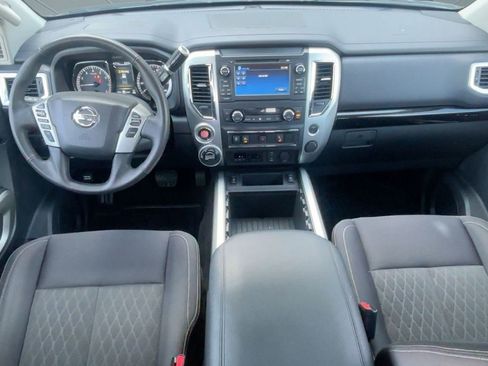 Used 2018 Nissan Titan SV w/ SV Convenience Package image 16