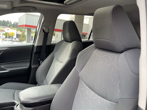Used 2021 Toyota RAV4 XLE w/ Convenience Package AWD/4WD image 19