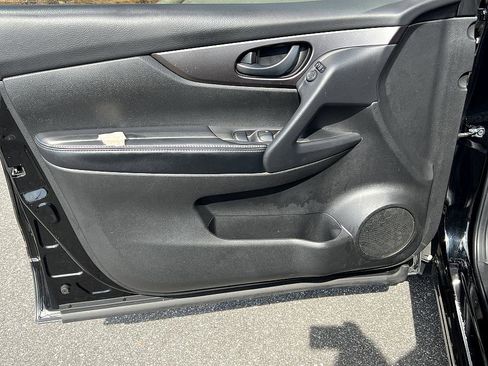 Used 2020 Nissan Rogue Sport S image 19