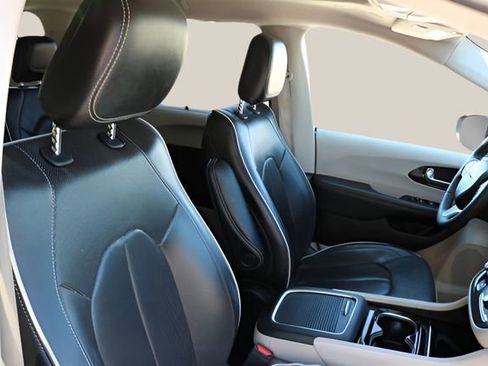 Used 2023 Chrysler Pacifica Limited image 21