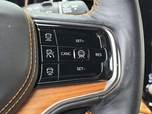 Used 2025 Jeep Grand Wagoneer Series III w/ Rear Seat Video Group 1 AWD/4WD image 34