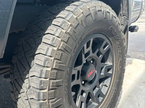 Used 2021 Toyota Tacoma TRD Off-Road w/ Technology Package AWD/4WD image 5