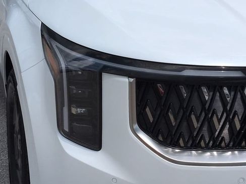 Used 2025 Kia Carnival FWD image 10