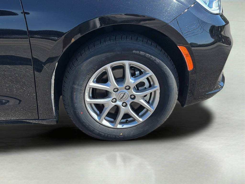 Used 2024 Chrysler Pacifica Touring-L FWD image 9