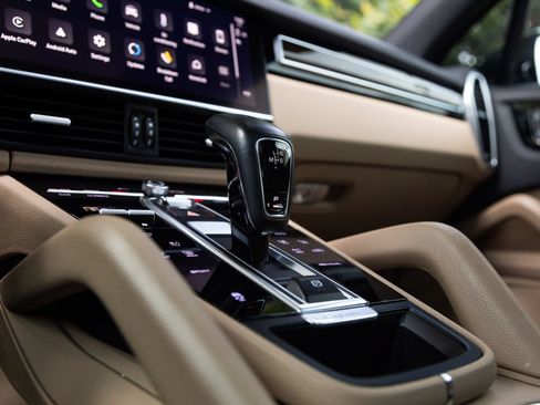 Certified 2023 Porsche Cayenne Platinum Edition AWD/4WD image 27
